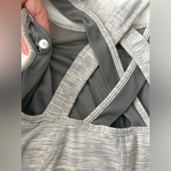 Women’s Lululemon Workout Top Sz. 4 - Picture 4 of 4